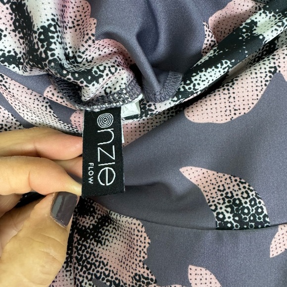Onzie Flow Pink Purple Flower 7/8 Workout Leggings - Picture 6 of 6